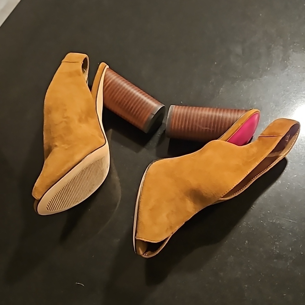 💕TRINA TURK💕 Sunset Blvd Suede Slingback Heels ~ Tan 10 New with Box (No Lid) - Picture 8 of 16